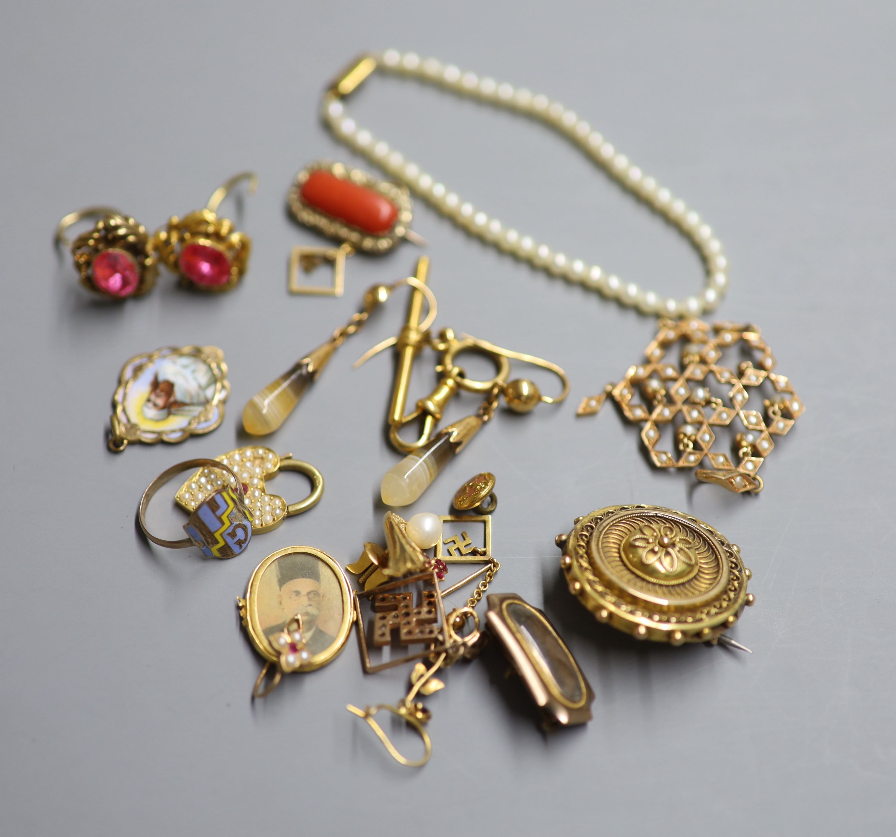 Mixed jewellery including a yellow metal and seed pearl set openwork hexagonal pendant etc.